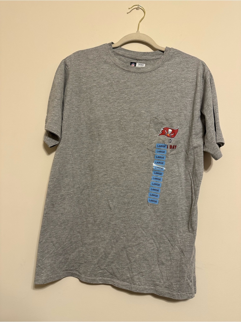 NFL Women’s Tampa Bay Buccaneers gray tee front pocket logo & graphic on back Lg